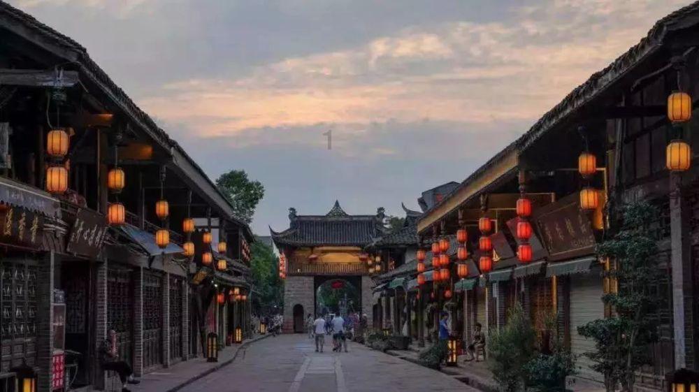 容嬷嬷李明启现身晚会彩排，87岁走路带风，穿200元平价鞋引热议